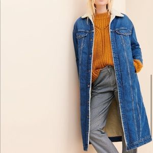*RARE* Levi’s Denim Extra Long Sherpa Trucker Jacket